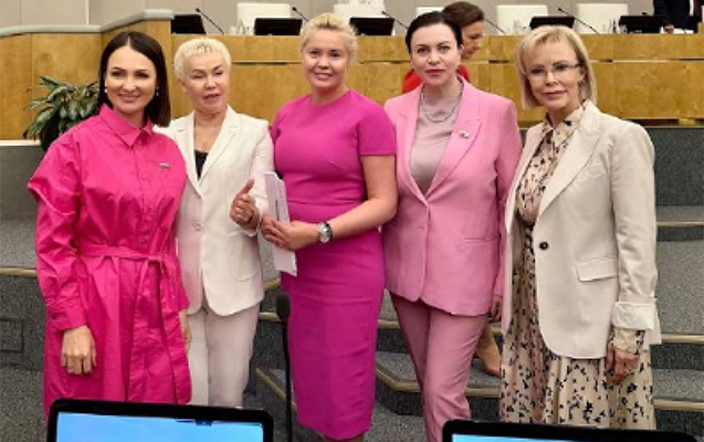 Deputatlar iclasa “Barbi” geyimində gəldilər
