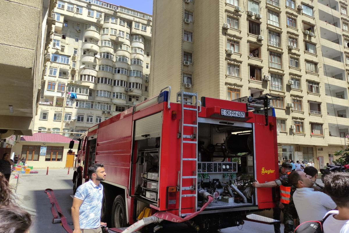 Yasamalda yaşayış binası YANIR