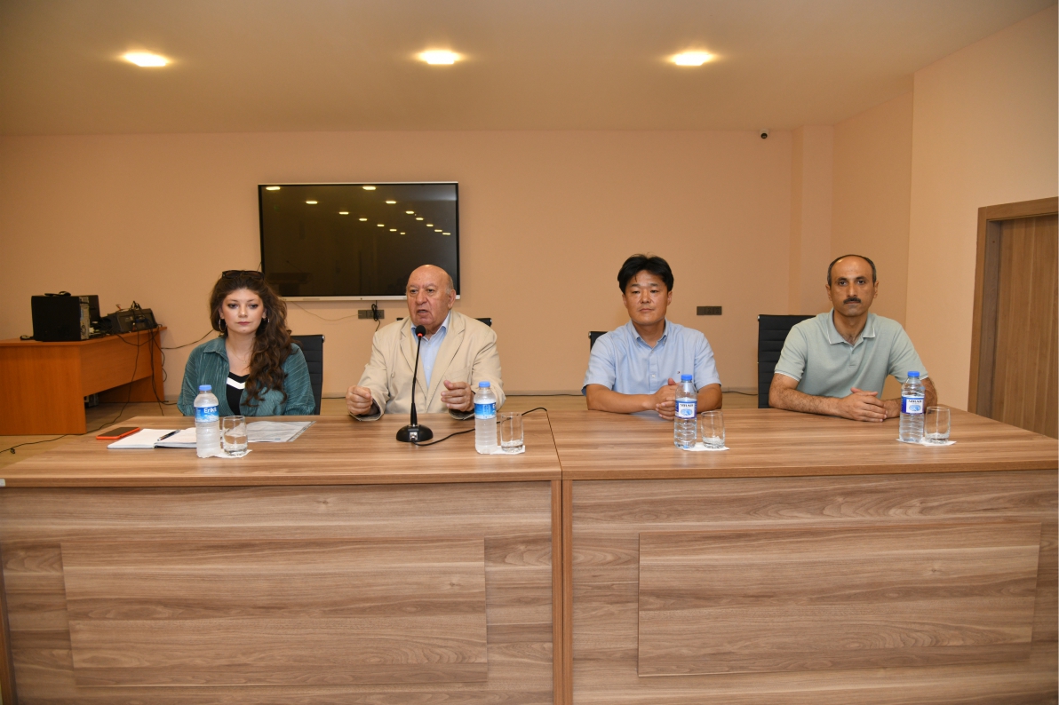 Rektor Koreyada təhsil alacaq tələbələrlə görüşdü
