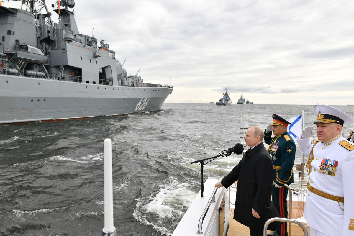 Putin Hərbi Dəniz Qüvvələrinin paradında - FOTO