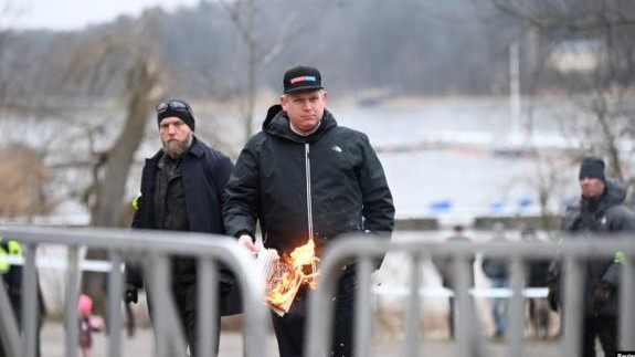 İsveçdə Quranın yandırılmasına yenidən icazə verildi