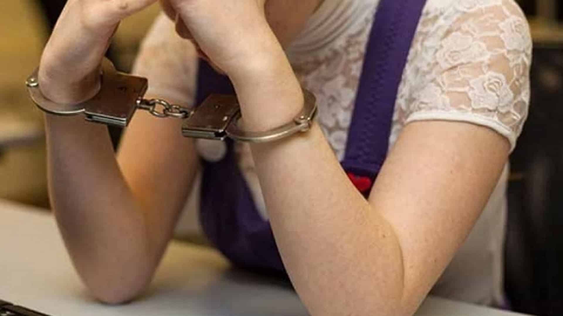 Astarada atasını öldürən qız TUTULDU