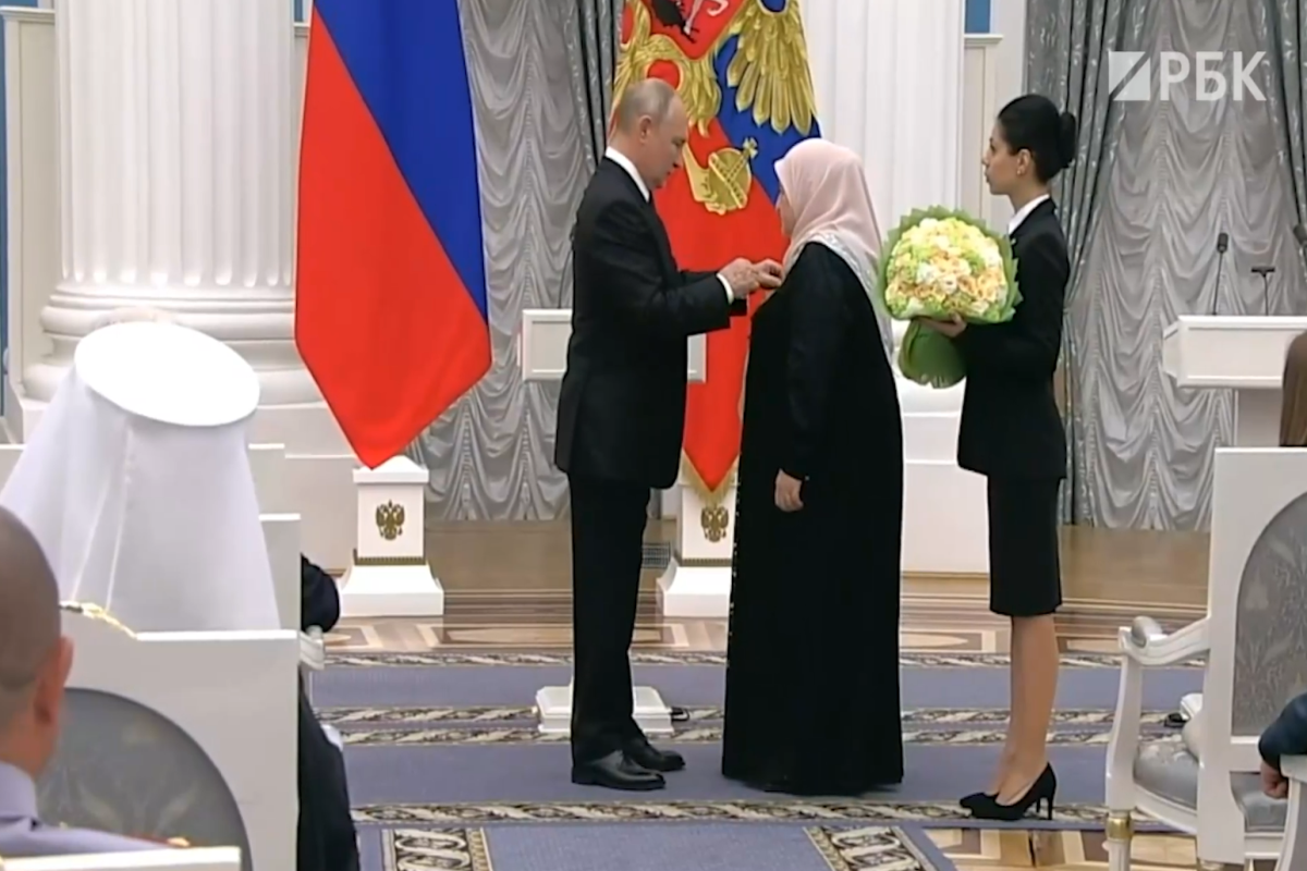 Putin Kadırovun anasını təltif etdi - VİDEO