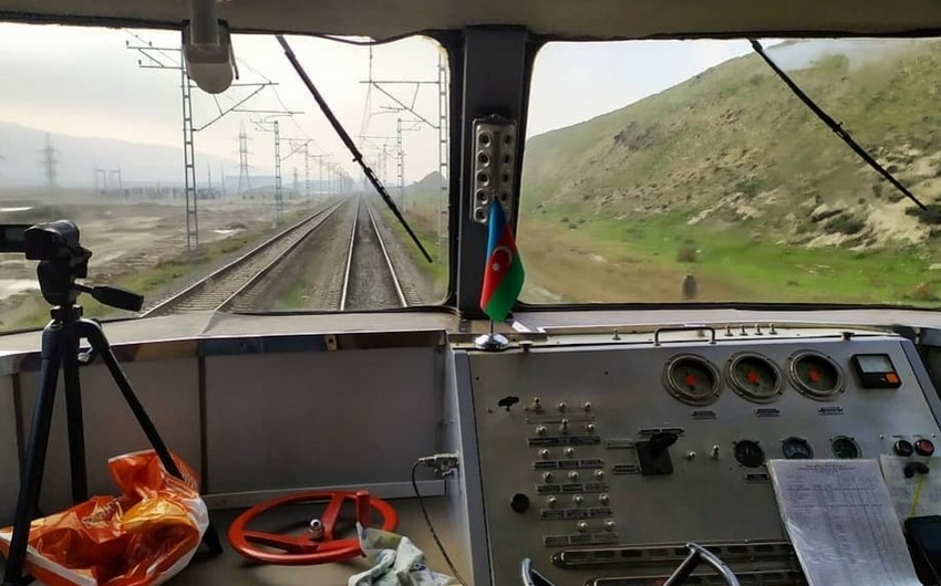 Bakıda maşın elektrovozla toqquşdu - Ölən və yaralanan var