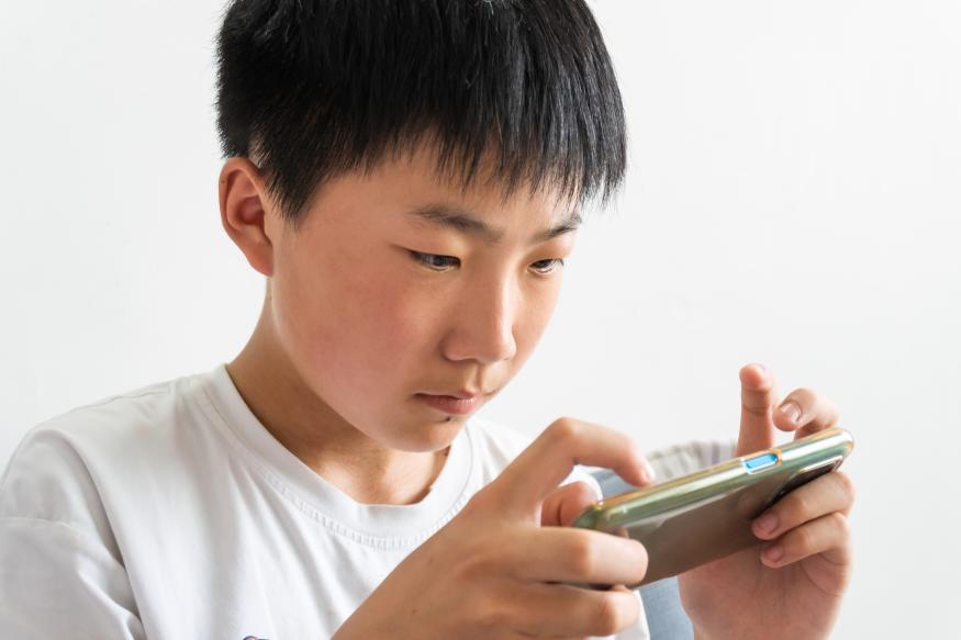 Çində uşaqların telefon istifadəsi məhdudlaşdırılır