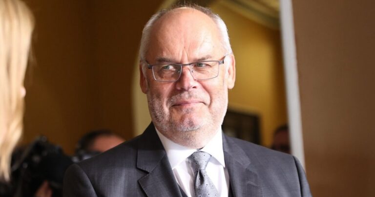 Estoniya prezidentinin səfərə getməyə pulu yoxdur