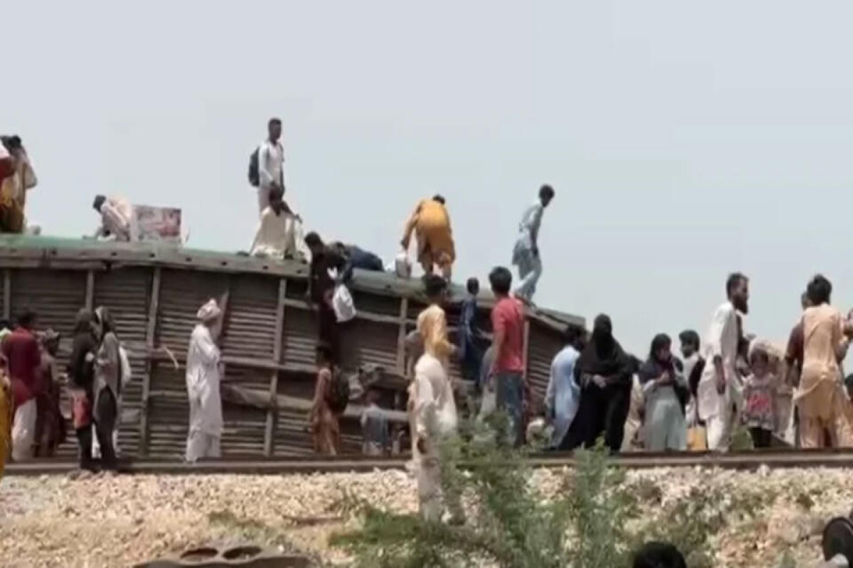 Pakistanda qatar relsdən çıxdı - 30 ölü, 80 yaralı