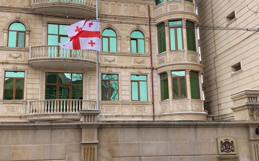 Bakıda Gürcüstan bayrağı yarıya endirildi