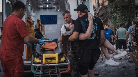 Rusiya daha bir şəhəri bombaladı - 5 ölü, 31 yaralı