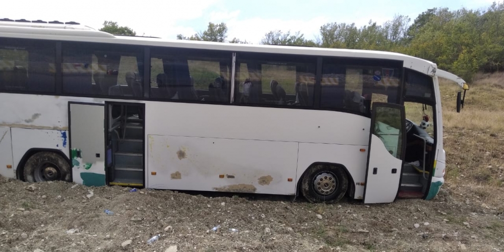 Turistləri Qəbələyə aparan avtobus qəzaya uğradı - FOTOLAR