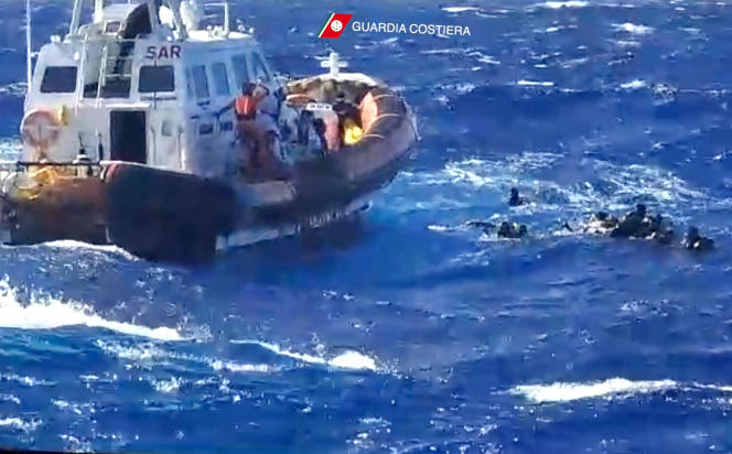 Aralıq dənizində gəmi batdı - 40 nəfər öldü