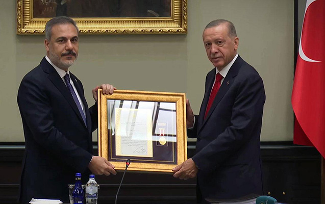 Ərdoğan Hakan Fidanı təltif etdi 