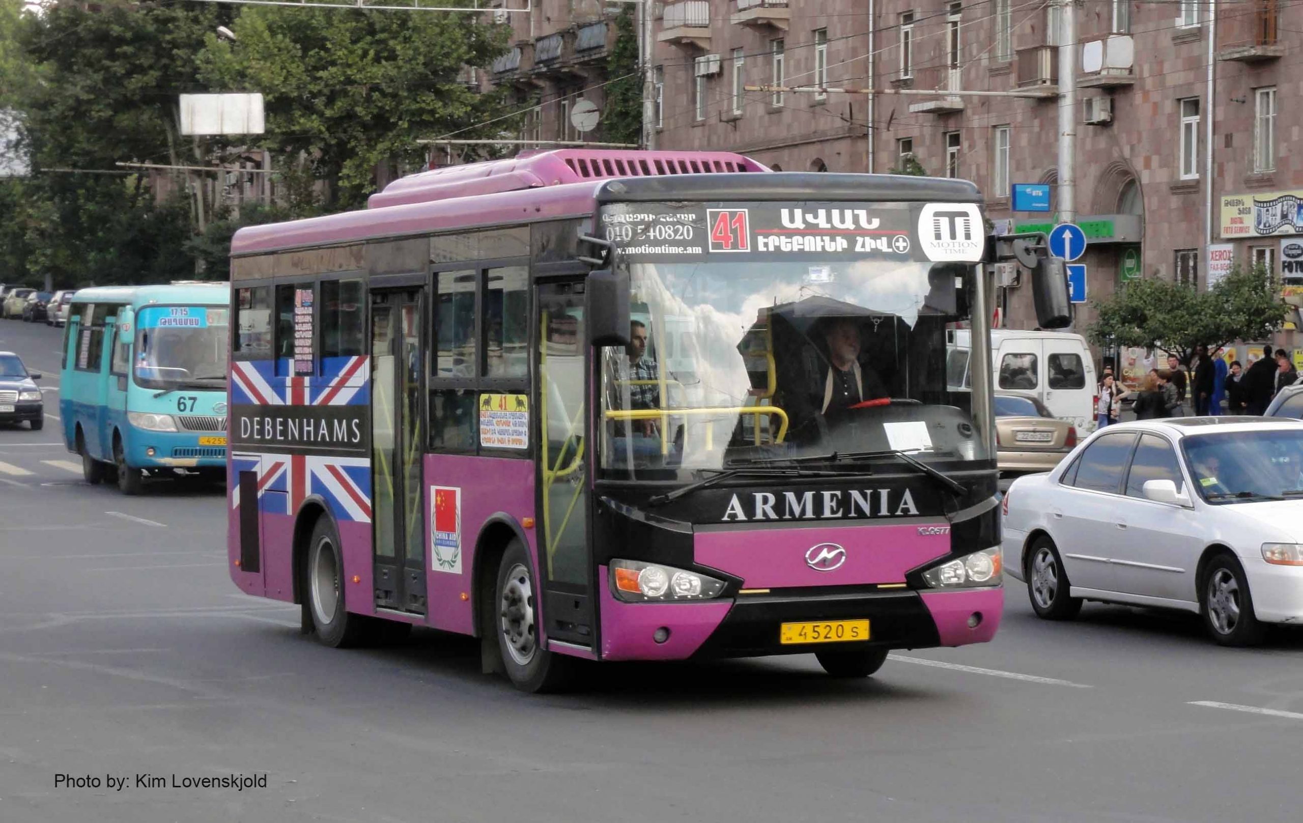 İrəvanda avtobus atəşə tutuldu