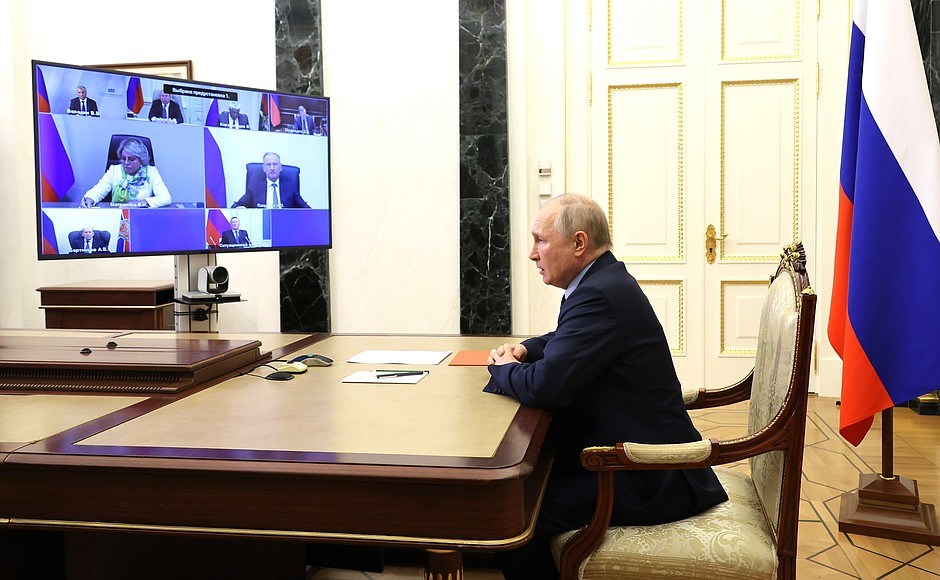 Putin Təhlükəsizlik Şurasının iclasını keçirdi