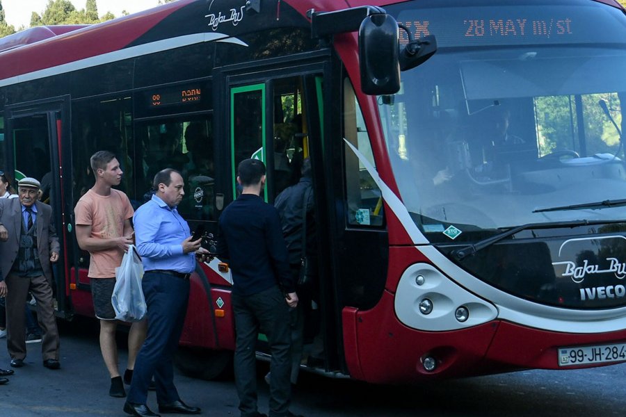 Paytaxtda 152 avtobus ünvana gecikir