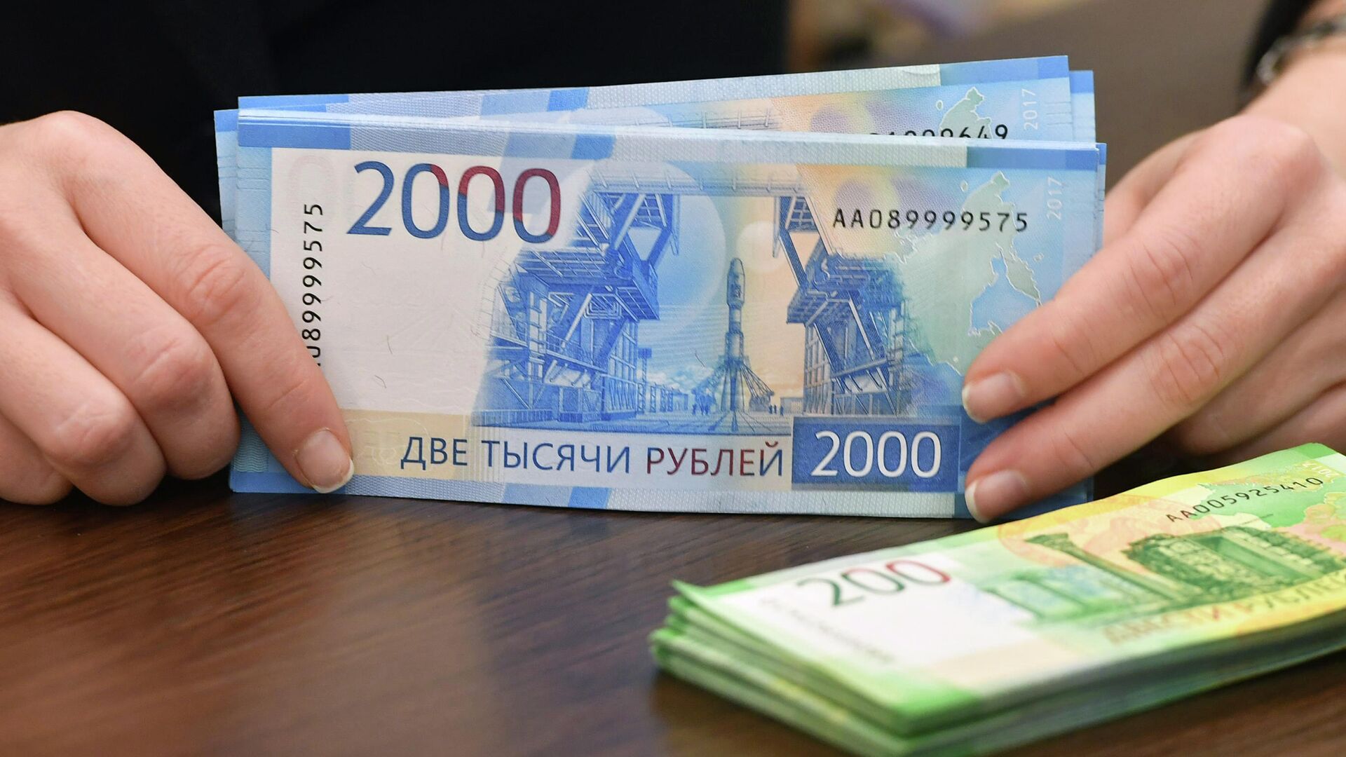 1 dollar 100 rublu keçdi