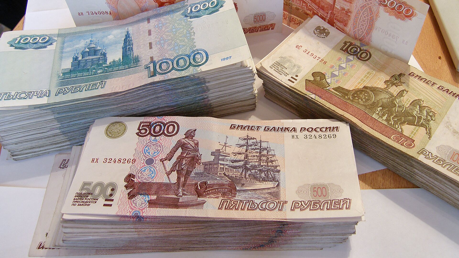 Həmvətənlərimiz Azərbaycana daha az pul göndərəcək - Rubl \