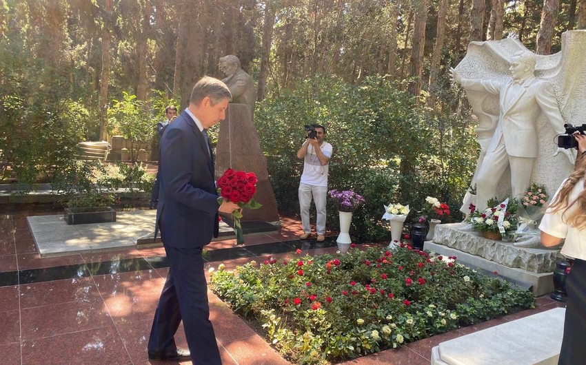 Rusiyanın səfiri Müslüm Maqomayevin məzarını ziyarət etdi