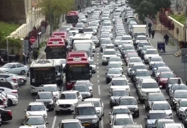 Paytaxtda 348 avtobus ünvana gecikir