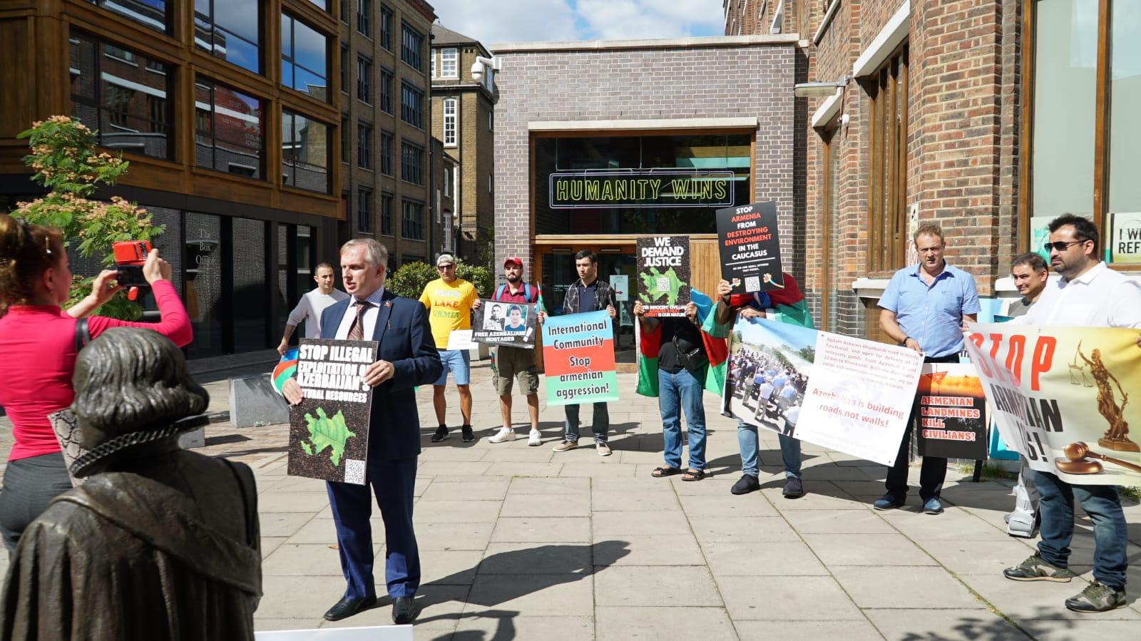 Londondakı icmamız “Amnesty İnternational” qarşısında etiraz edib - FOTO