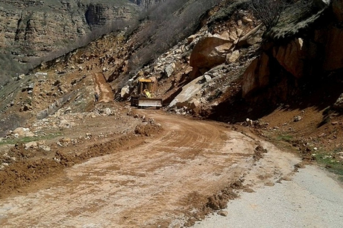 Quba-Xınalıq yolunda problem yarandı - Yağışa görə...