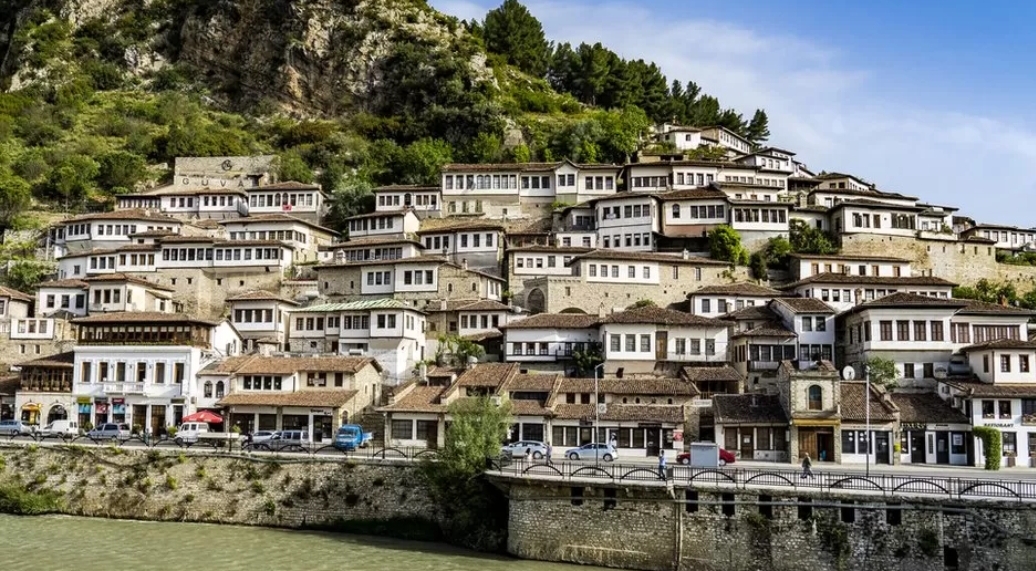 Turistlər hesabı ödəmədi - İşə baş nazir qarışdı