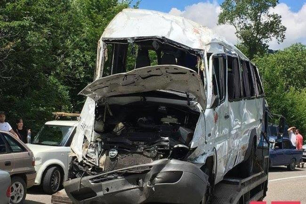 Şəmkirdə mikroavtobus qəzası - Xəsarət alanlar var
