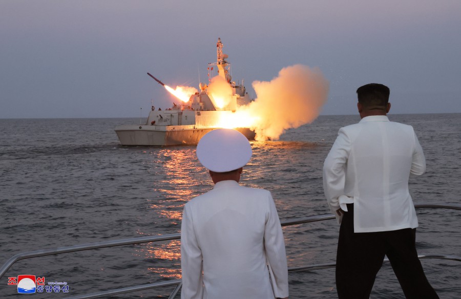 Kim Çen İn qanadlı raketlərin buraxılmasını izlədi - FOTOLAR