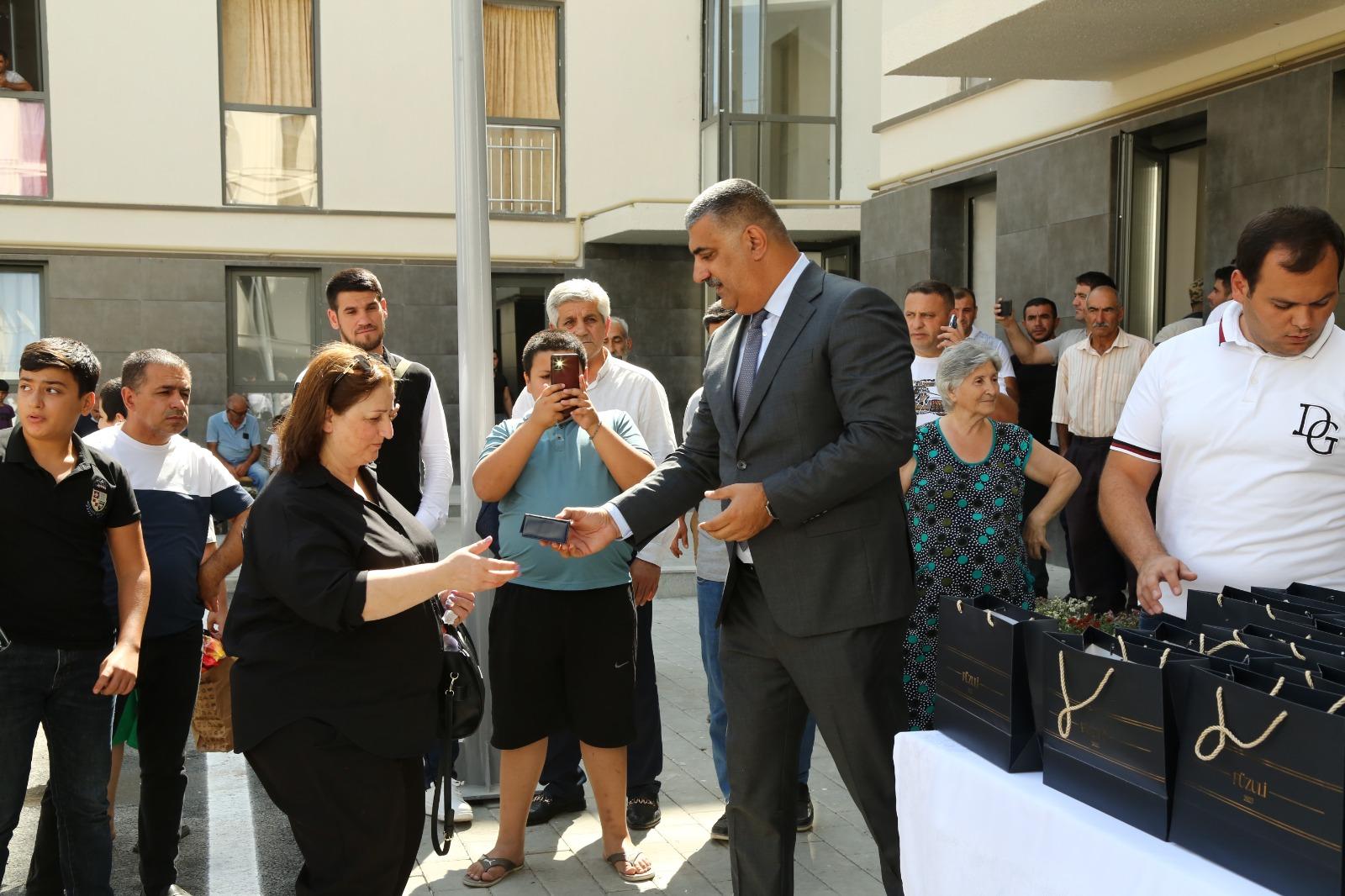 Füzuliyə köçürülən ailələrə mənzillərinin açarları təqdim edildi - FOTOLAR