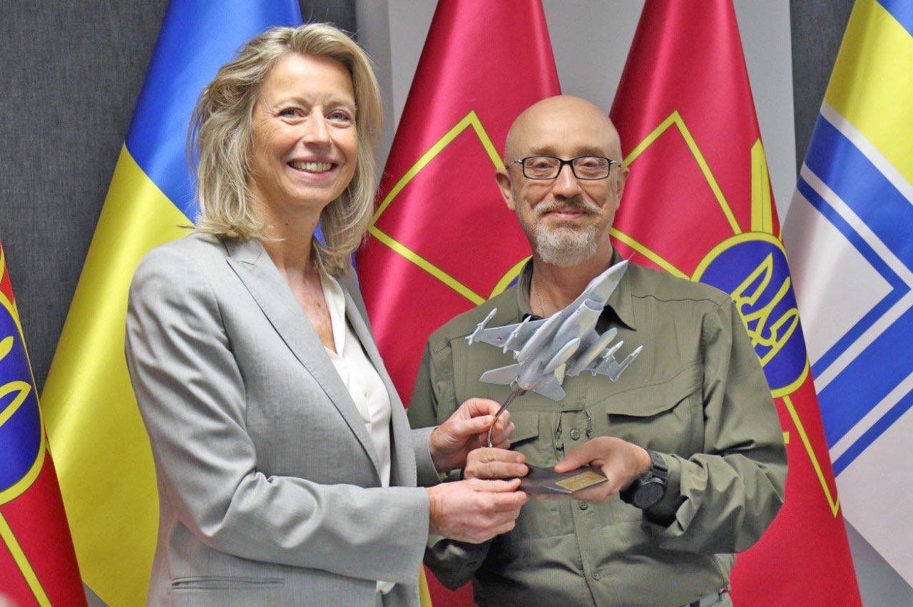 İlk F-16 Niderlanddan Ukraynaya gəldi! - Reznikovdan maketli FOTO