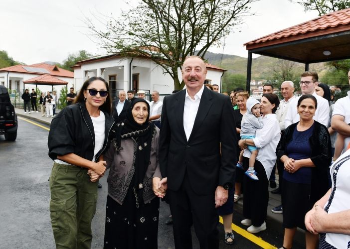 Prezident və birinci xanımın sakinlərlə səmimi FOTOLARI
