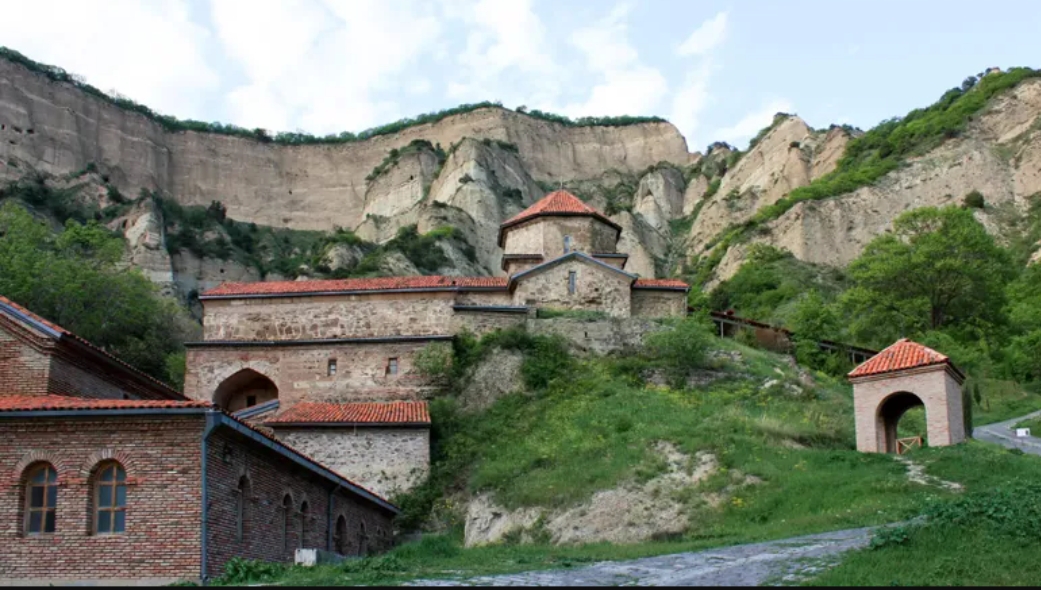6-cı əsrə aid monastırda torpaq sürüşməsi 