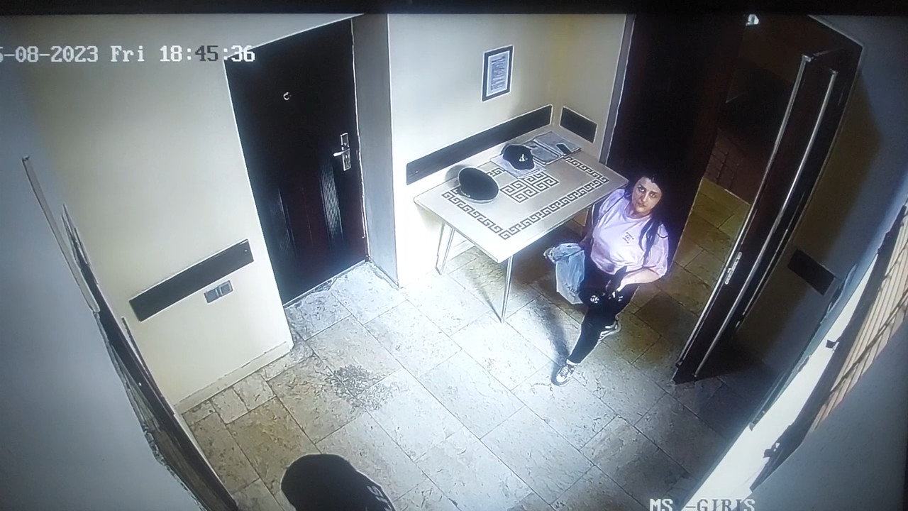 Qadın polis şöbəsinə narkotik keçirmək istədi - FOTO