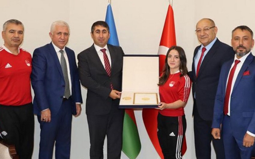 Cansu Bektaşa xüsusi hazırlanmış medal hədiyyə edildi