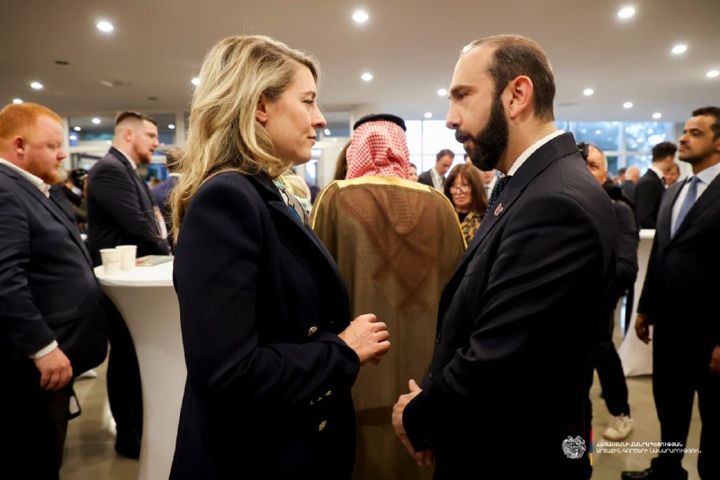 Mirzoyan kanadalı həmkarı ilə danışıqlar apardı