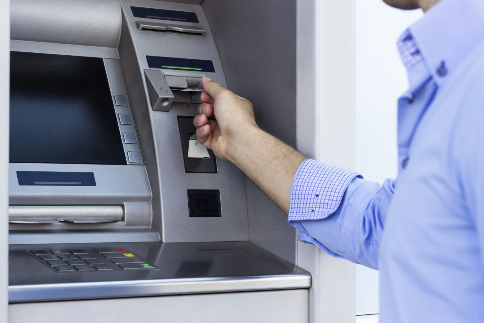 Azərbaycanda bankomatların və terminalların sayı artıb