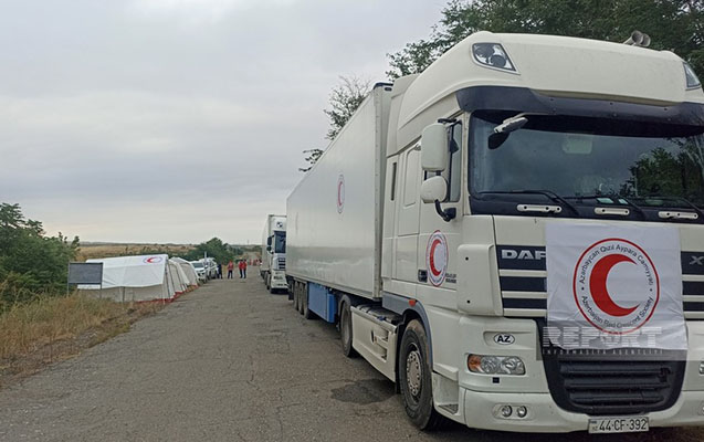 Yardım aparan maşınlar Ağdam-Xankəndi yolunda gözləyir