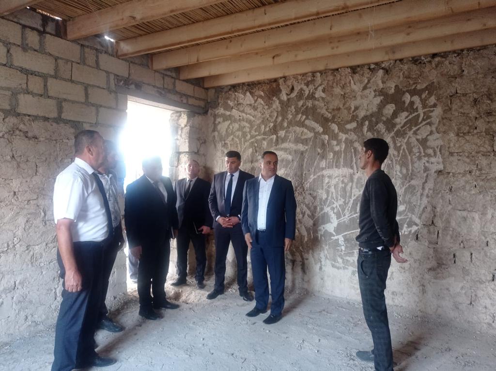 İcra başçısı evi yanan vətəndaşla görüşüb - FOTO