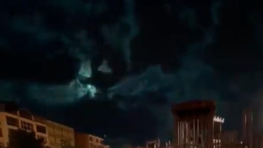 Meteorit səmada belə hərəkət etdi - Anbaan görüntülər 