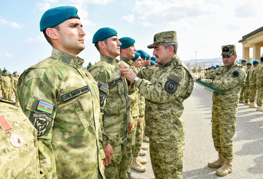 Hərbçilərə orden və medallar təqdim edildi 