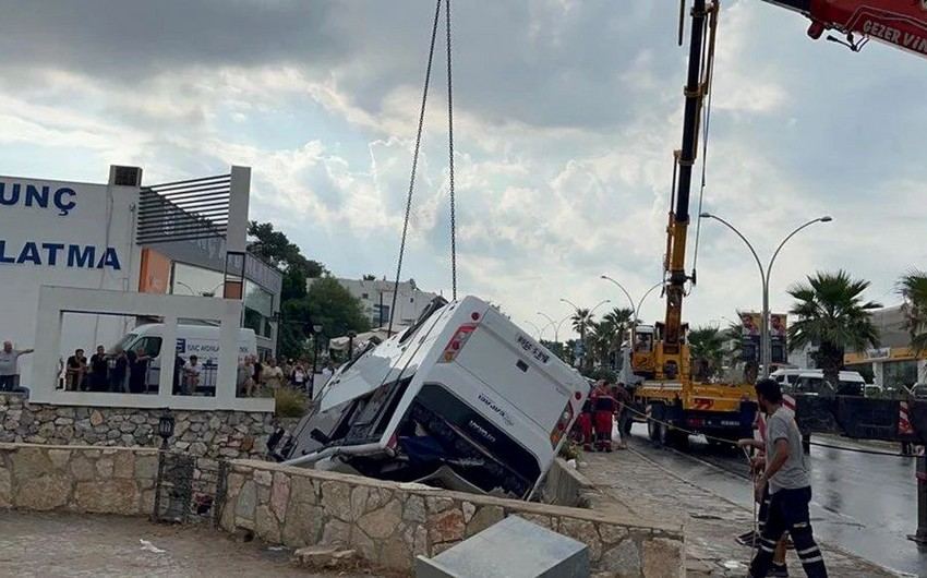 Türkiyədə avtobus aşdı - 23 nəfər yaralandı