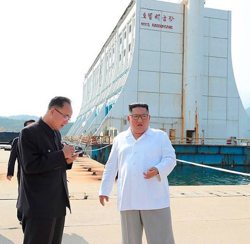 Şimal və Cənub arasında ÜZƏN HOTEL - Kim onu \