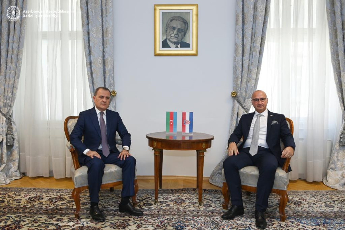 XİN başçısı xorvatiyalı həmkarı ilə görüşdü