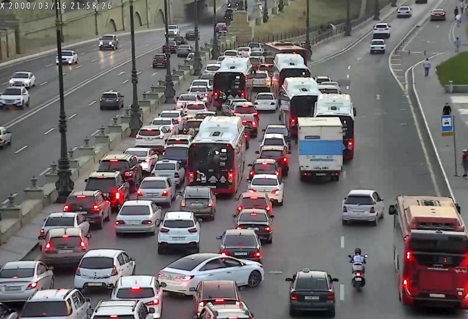Bakıda onlarla avtobus gecikir