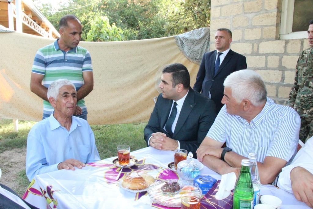 İcra başçısı şəhid atasını evində ziyarət etdi- FOTO
