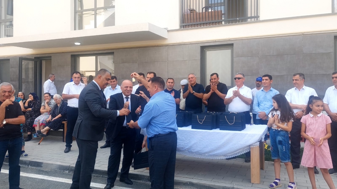 Füzuliyə köçən 25 ailəyə evlərin açarları təqdim olundu