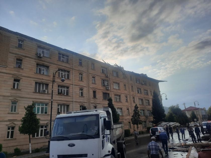 Balakəndə külək 80-dək evin dam örtüyünü uçurub