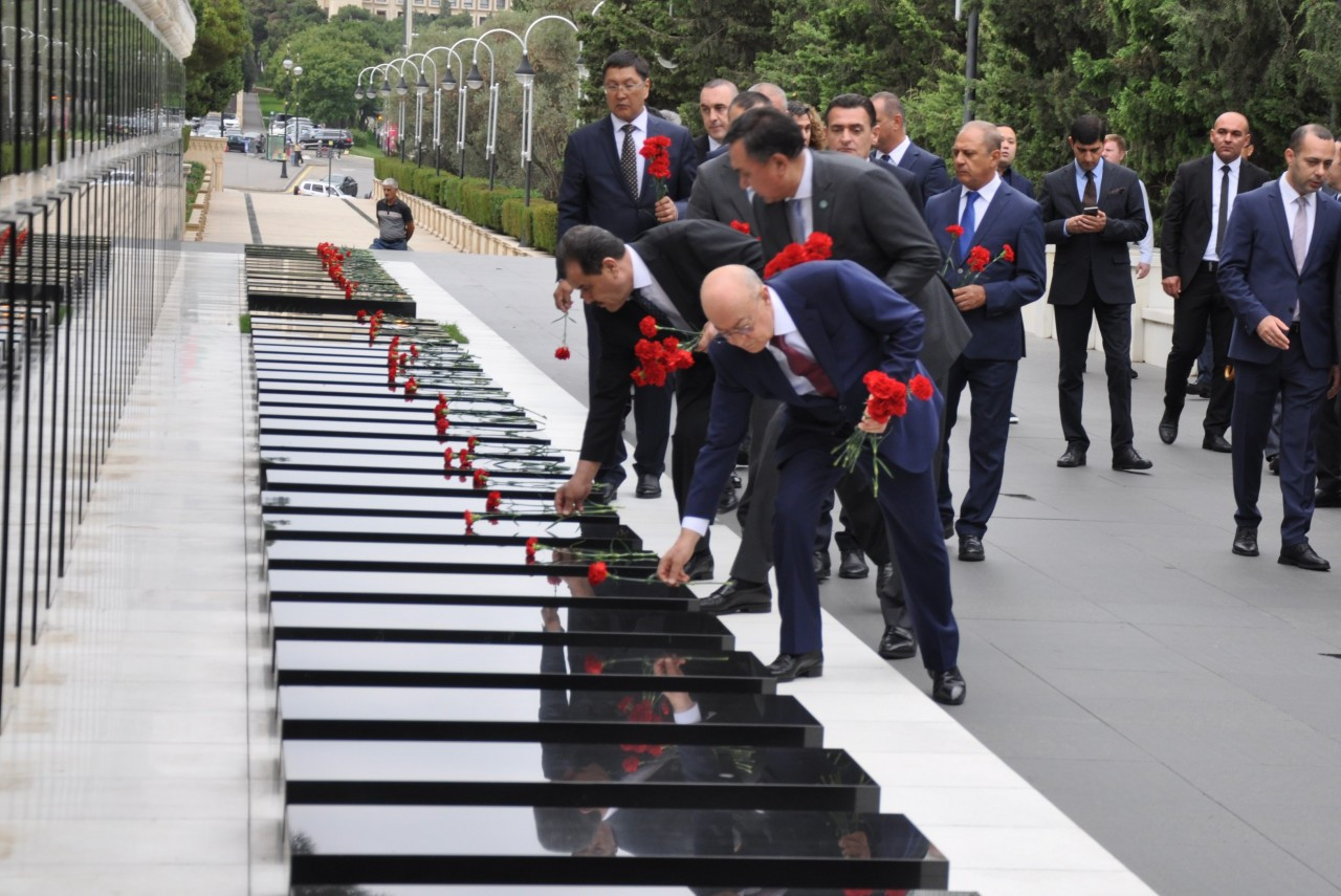 Türk dövlətlərinin nazirləri Şəhidlər xiyabanında - FOTO