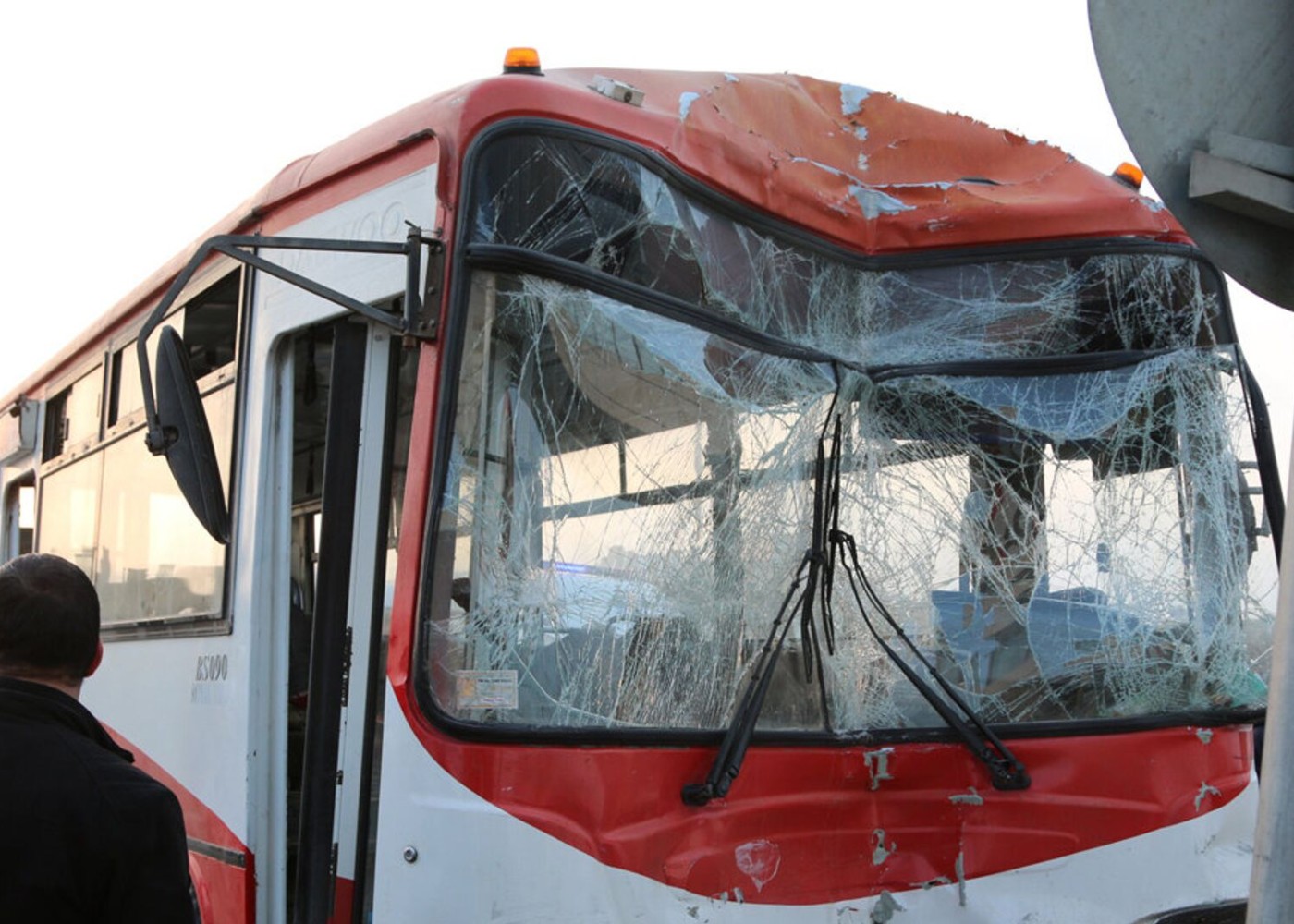 Gəncədə avtobus köşkə çırpıldı 