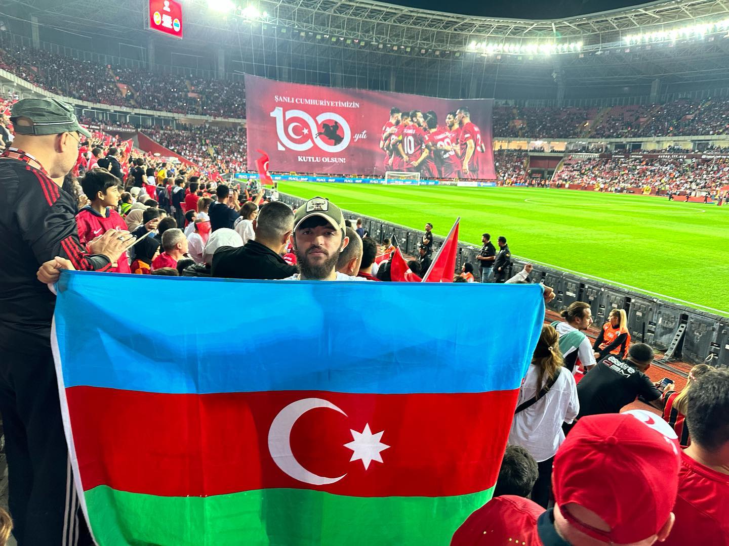 Türkiyə-Ermənistan matçında Azərbaycan bayrağı - FOTO